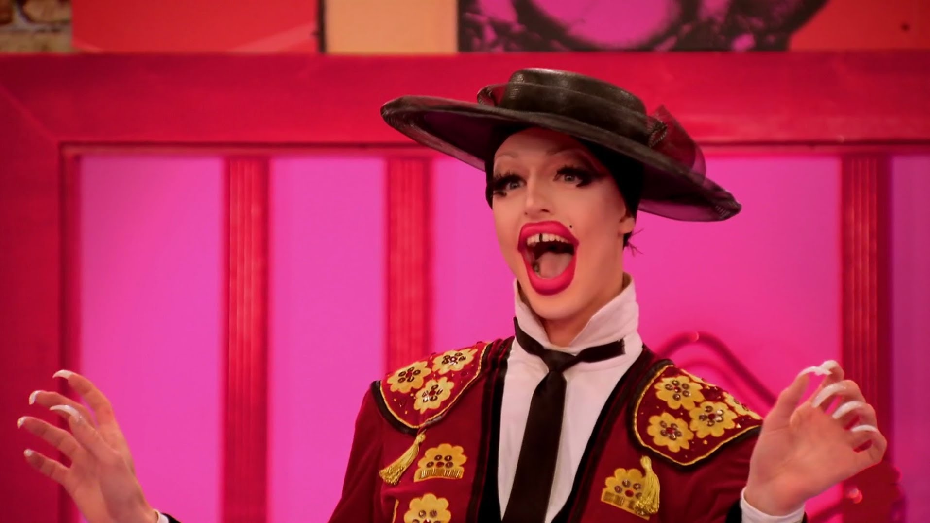 bat ngo voi ve dien trai cua 7 nghe si drag queen noi tieng