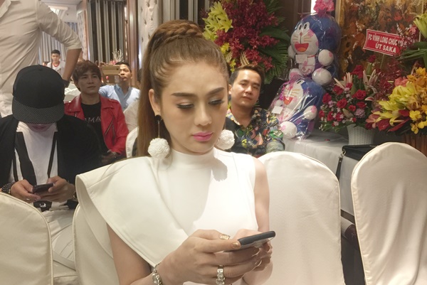 lam khanh chi da an dinh ngay cuoi toi se mac 5 chiec ao dai co dinh 500 vien pha le