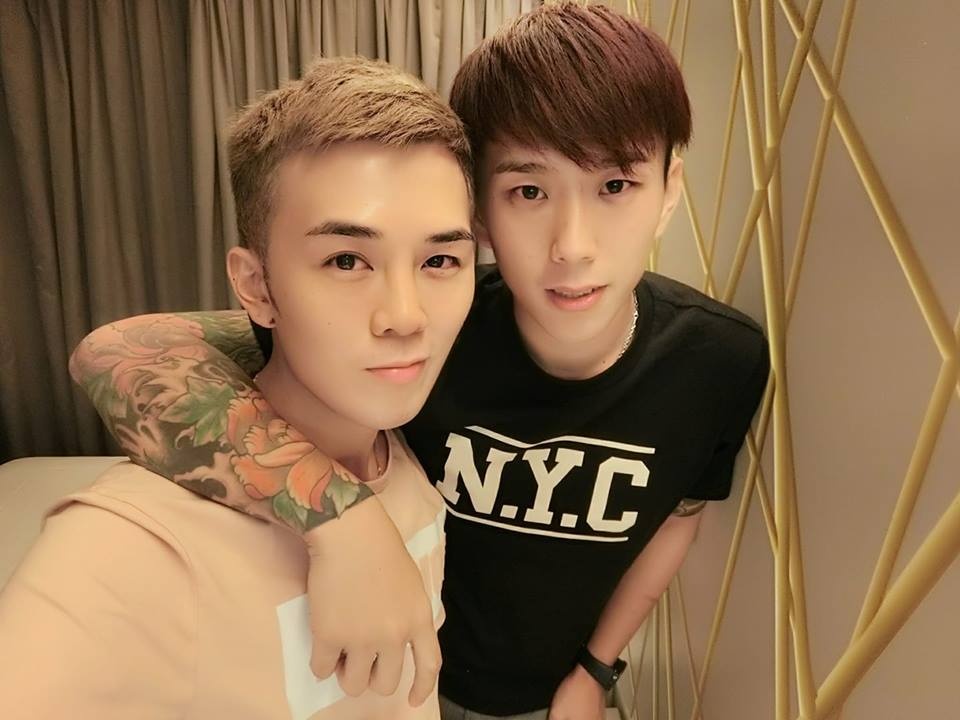 man cau hon cua cap dong tinh nam dien trai khien cu dan mang phat sot