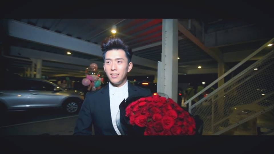 man cau hon cua cap dong tinh nam dien trai khien cu dan mang phat sot
