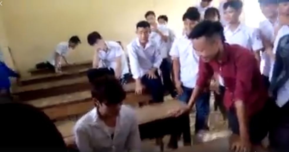 video hoc sinh dong tinh bi ban trong lop choc gheo gay buc xuc