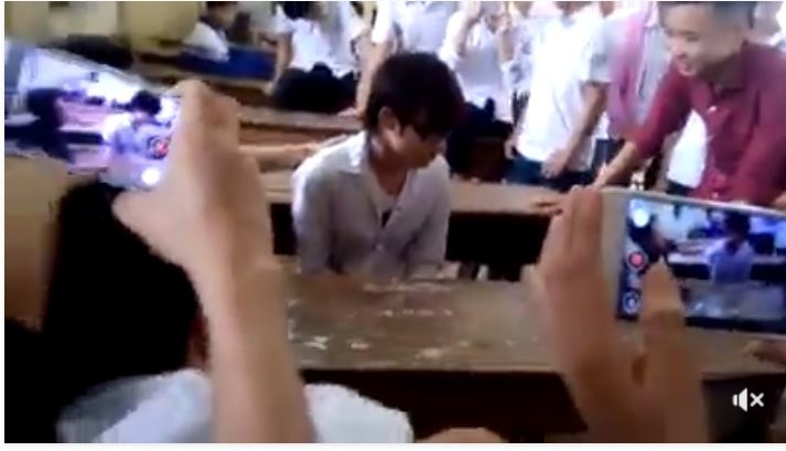 video hoc sinh dong tinh bi ban trong lop choc gheo gay buc xuc