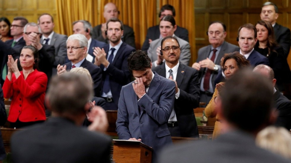 tt trudeau bat khoc xin loi nguoi dong tinh canada