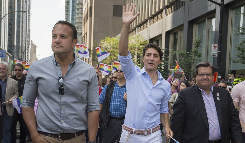 tt trudeau bat khoc xin loi nguoi dong tinh canada