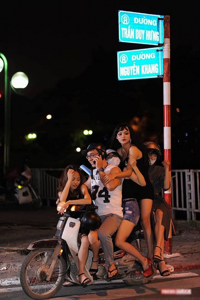 thanh chui ban hang online norin pham lai gay soc voi bo anh cosplay ngay halloween theo quynh bup be