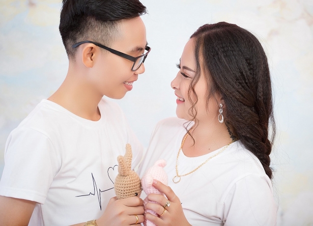 chuyen tinh cap dong tinh nu 9x chua bao gio thay con gai co ban trai va dan ve nha