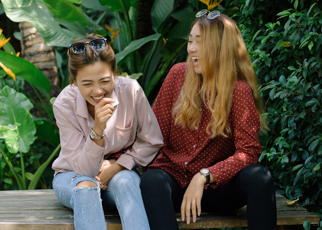hai co gai dong tinh o the bachelor ve song chung gia dinh chap nhan