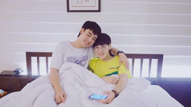 cuoc tinh dep 5 nam voi man cau hon tren du thuyen va dam cuoi nhu cung dien hoa cua cap dong tinh 9x khien nhieu nguoi phat hon