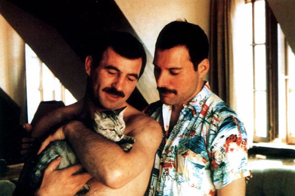 anh hiem hoi ben nguoi yeu dong gioi cua ca si rock huyen thoai freddie mercury tiet lo bi mat khong ngo