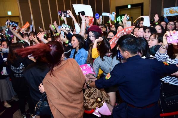 fan viet cuong nhiet ho het khi nct 127 nhom nhac vua gianh giai mama 2017 den viet nam