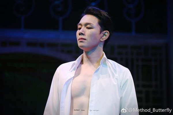 young woo la ai ma khien khan gia me met trong phim dong tinh han quoc method
