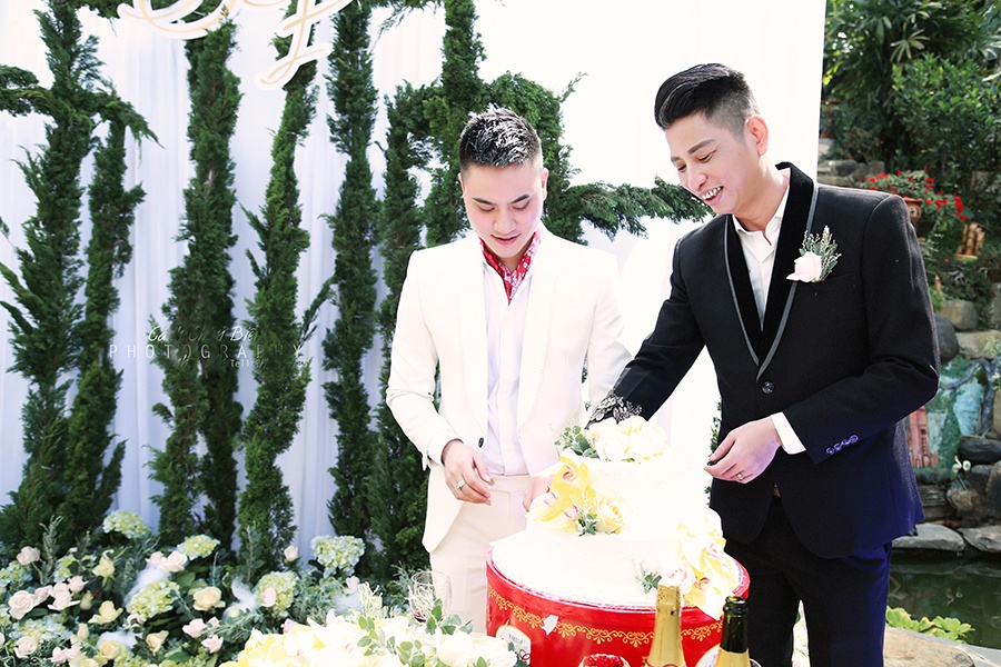 chuyen tinh ngot ngao 7 nam cua cap dong tinh nam voi dam cuoi dep gay sot mang xa hoi