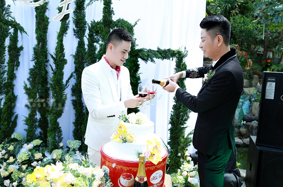 chuyen tinh ngot ngao 7 nam cua cap dong tinh nam voi dam cuoi dep gay sot mang xa hoi