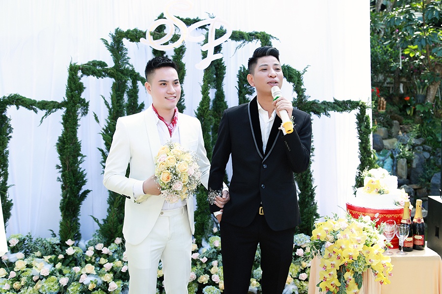 chuyen tinh ngot ngao 7 nam cua cap dong tinh nam voi dam cuoi dep gay sot mang xa hoi