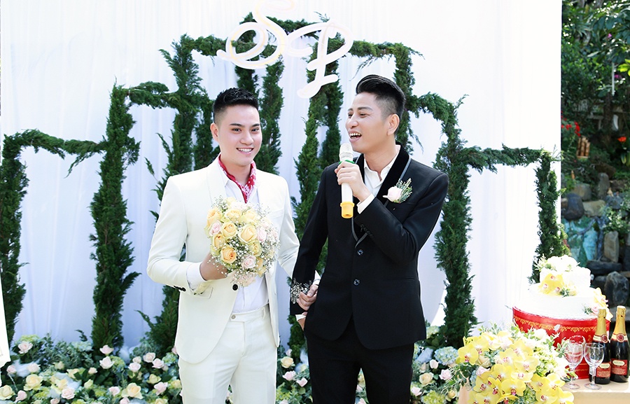 chuyen tinh ngot ngao 7 nam cua cap dong tinh nam voi dam cuoi dep gay sot mang xa hoi