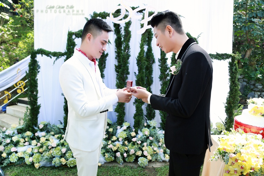 chuyen tinh ngot ngao 7 nam cua cap dong tinh nam voi dam cuoi dep gay sot mang xa hoi