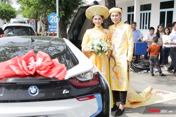 lam khanh chi dien ao dai long phung cung ong xa lam le vai gia tien