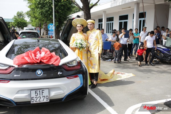 lam khanh chi dien ao dai long phung cung ong xa lam le vai gia tien