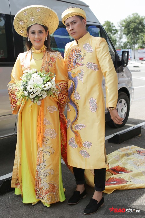 lam khanh chi dien ao dai long phung cung ong xa lam le vai gia tien
