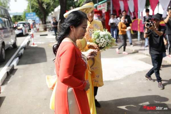 lam khanh chi dien ao dai long phung cung ong xa lam le vai gia tien
