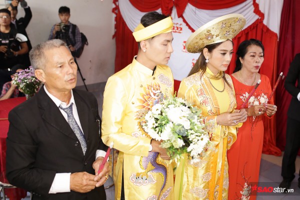 lam khanh chi dien ao dai long phung cung ong xa lam le vai gia tien