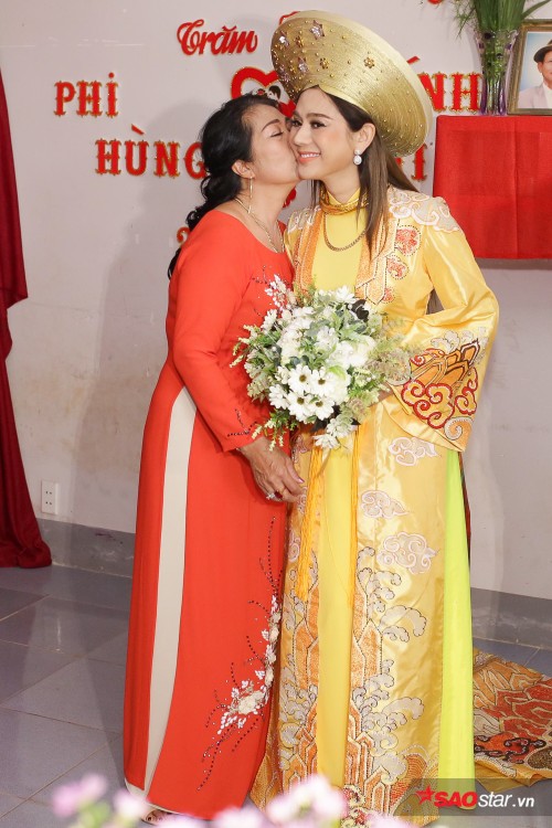 lam khanh chi dien ao dai long phung cung ong xa lam le vai gia tien
