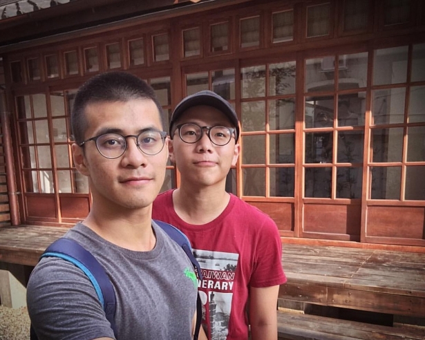 cap dong tinh dien trai dang gay sot mang xa hoi voi bo anh cuc de thuong