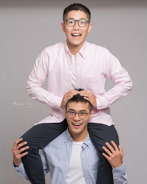 cap dong tinh dien trai dang gay sot mang xa hoi voi bo anh cuc de thuong