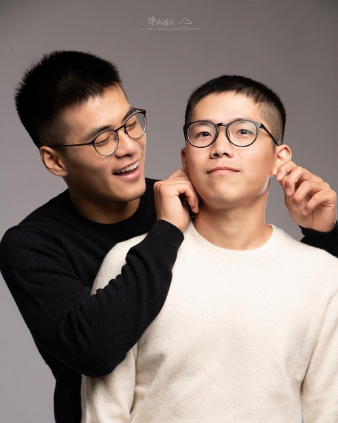 cap dong tinh dien trai dang gay sot mang xa hoi voi bo anh cuc de thuong