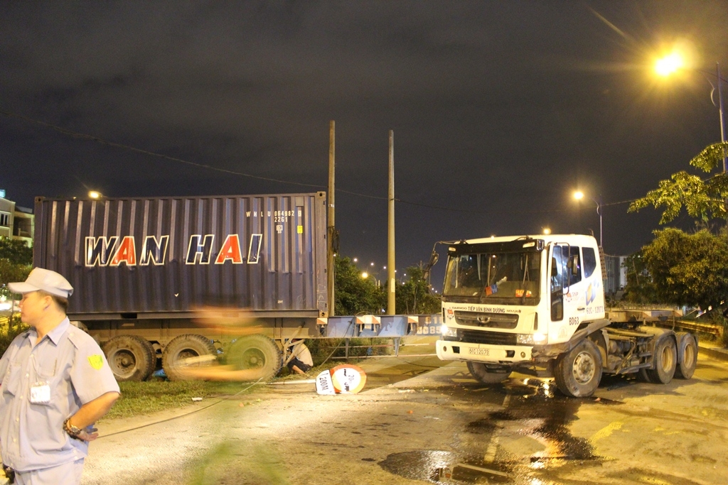 tp hcm xe container lam xiec tren duong hang chuc nguoi thoat nan trong gang tac