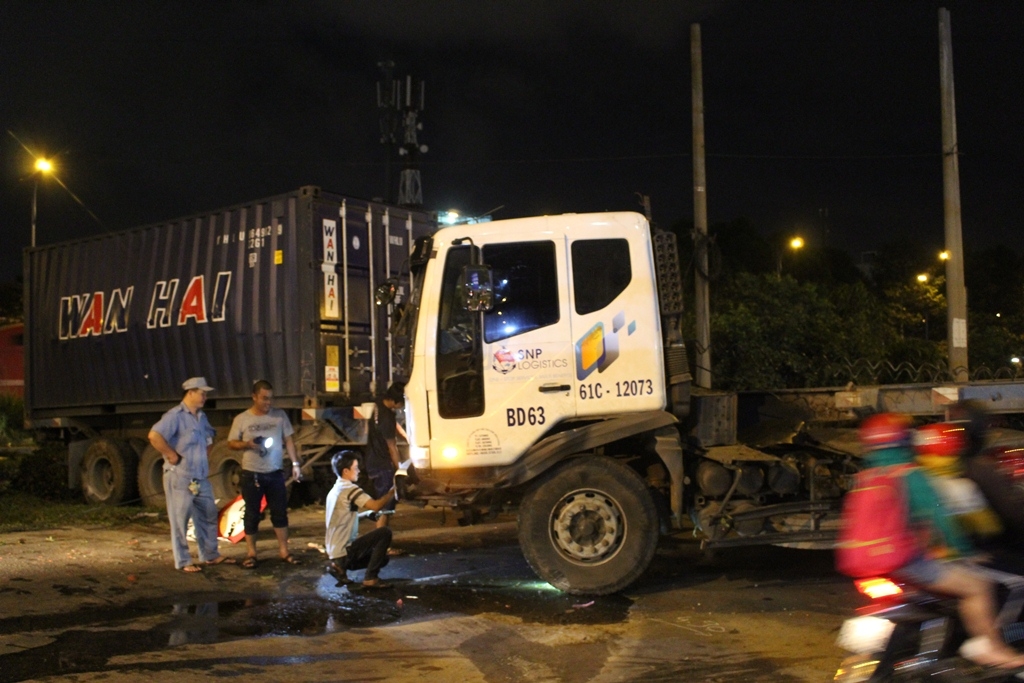tp hcm xe container lam xiec tren duong hang chuc nguoi thoat nan trong gang tac