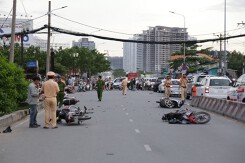 TP HCM: Ít nhất 9 xe máy, 5 người bị thương sau khi bị ô tô điên húc văng