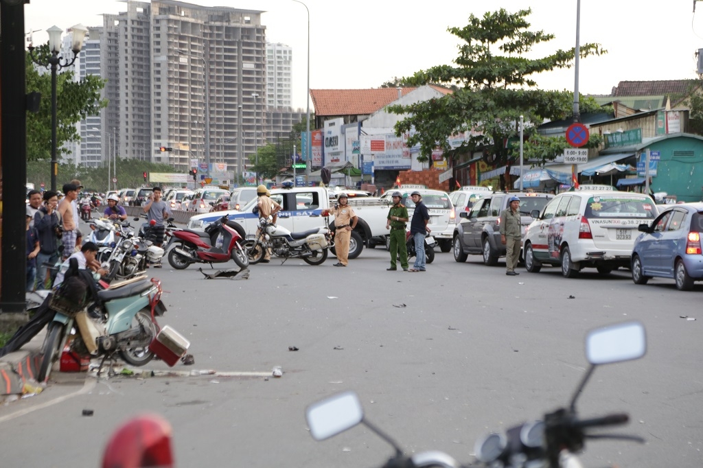 TP HCM: Ít nhất 9 xe máy, 5 người bị thương sau khi bị ô tô điên húc văng tp hcm it nhat 9 xe may 5 nguoi bi thuong sau khi bi o to dien huc vang tai nga tu