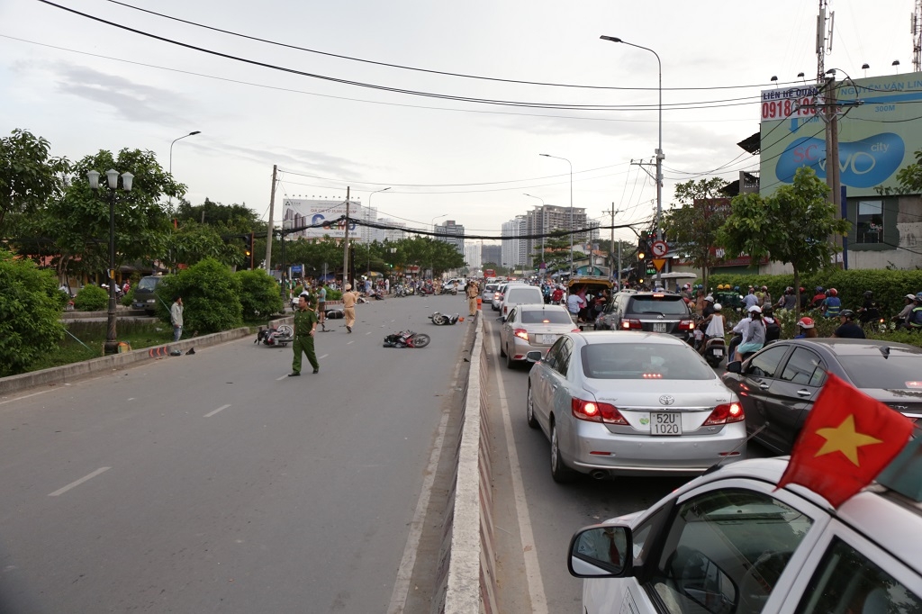 TP HCM: Ít nhất 9 xe máy, 5 người bị thương sau khi bị ô tô điên húc văng tp hcm it nhat 9 xe may 5 nguoi bi thuong sau khi bi o to dien huc vang tai nga tu