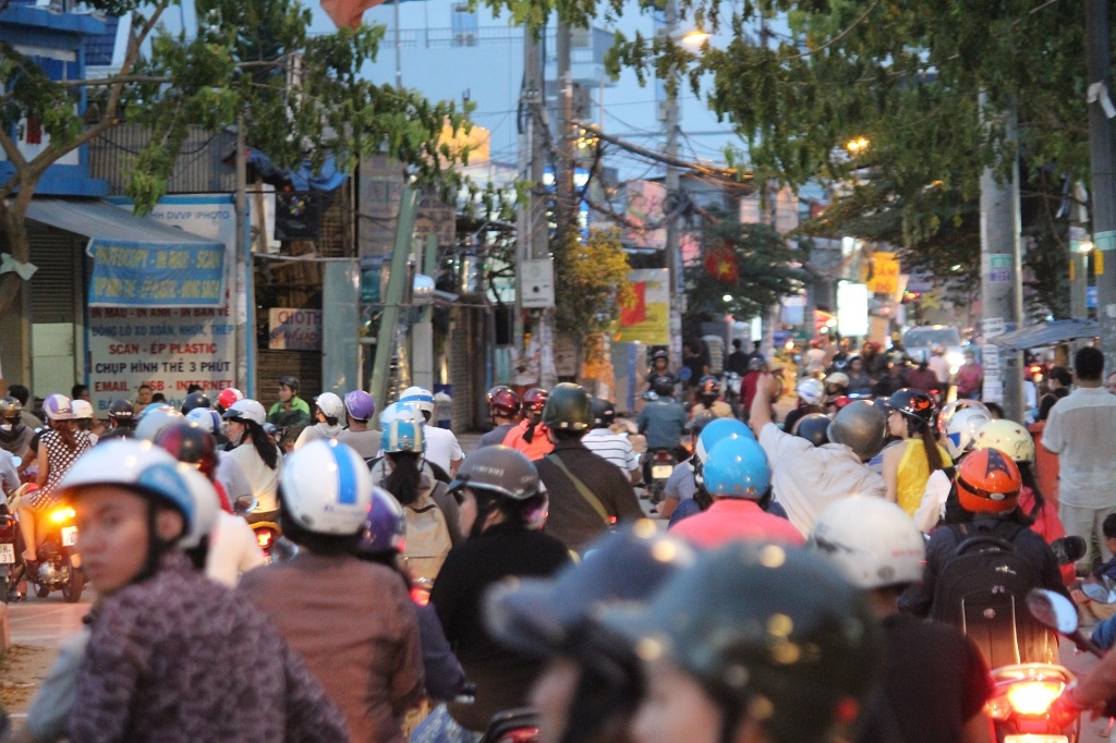 TP HCM: Ít nhất 9 xe máy, 5 người bị thương sau khi bị ô tô điên húc văng tp hcm it nhat 9 xe may 5 nguoi bi thuong sau khi bi o to dien huc vang tai nga tu