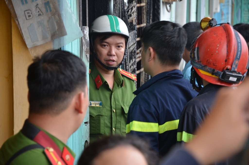 tp hcm cu ong kip thoi thao chay khoi nha khi ba hoa ghe tham