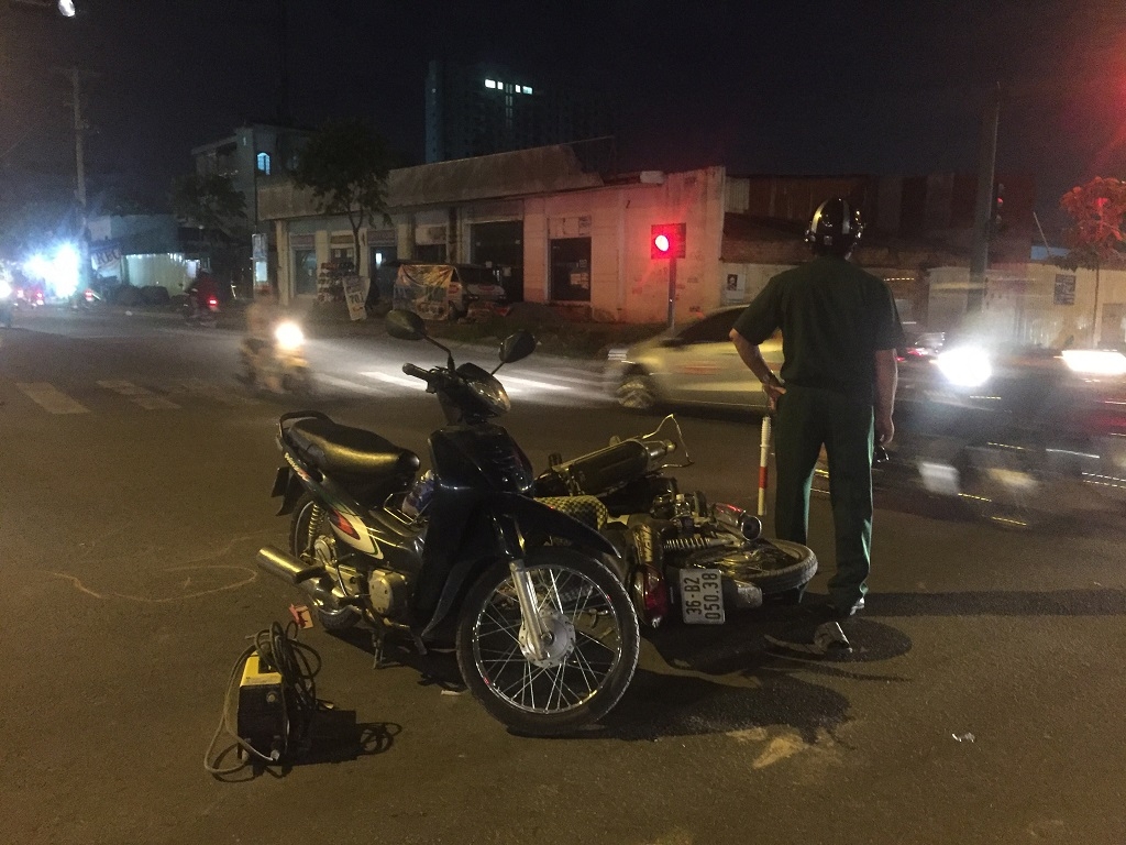 tp hcm vuot den do xe may gay tai nan lien hoan khien 3 nguoi bi thuong