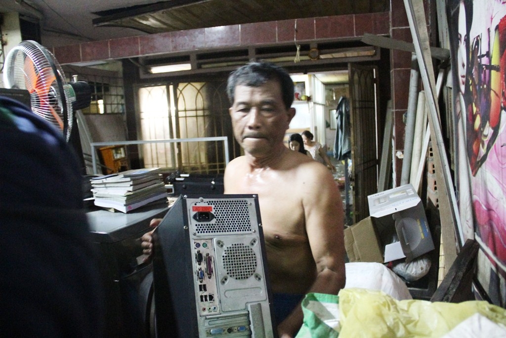 tp hcm bung nap cong ngan trieu cuong nguoi dan hoi ha chay lu trong dem