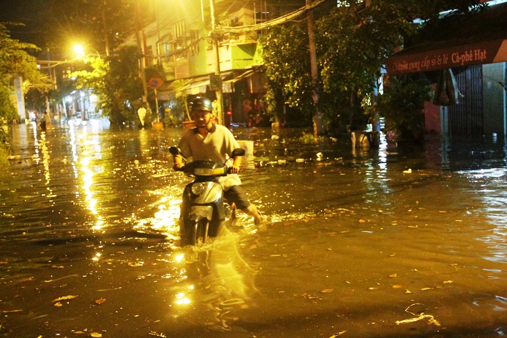 tp hcm bung nap cong ngan trieu cuong nguoi dan hoi ha chay lu trong dem
