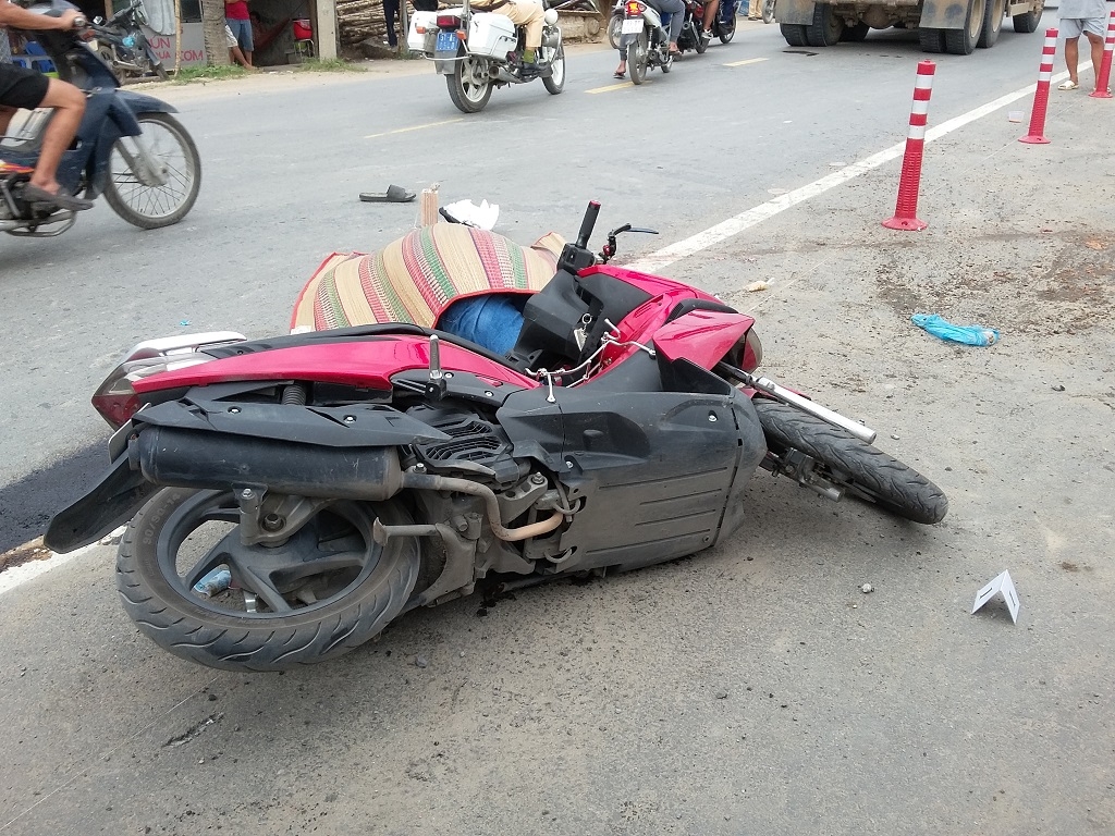 tp hcm va cham voi xe ben 2 sinh vien thuong vong