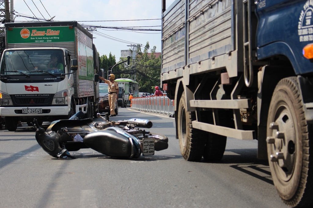 tp hcm thieu nu nguy kich vi bi xe tai keo le gan 20 met tren duong