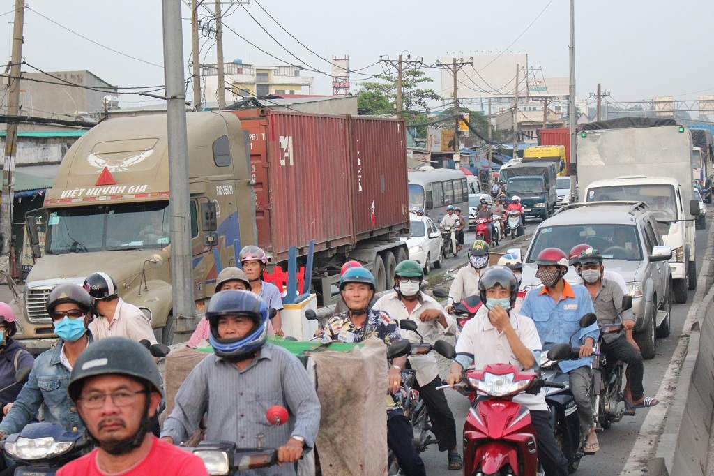 tp hcm thung container lat ngang cau giao thong te liet