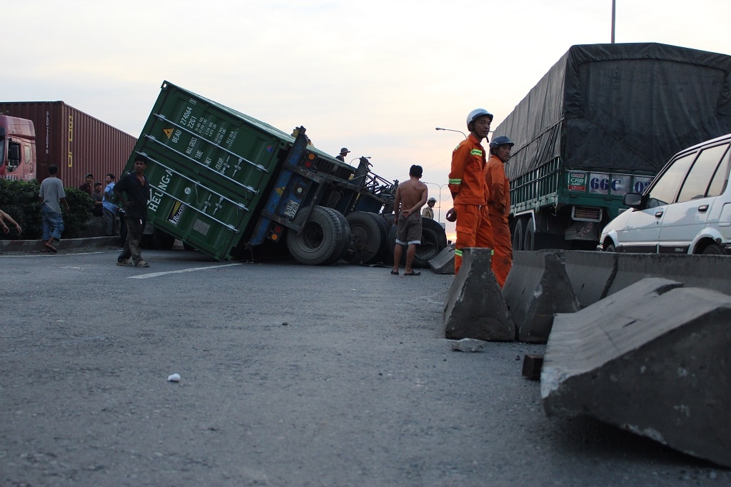 tp hcm thung container lat ngang cau giao thong te liet