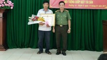 Khen thưởng người đàn ông bị đâm vào cổ vì truy bắt cướp
