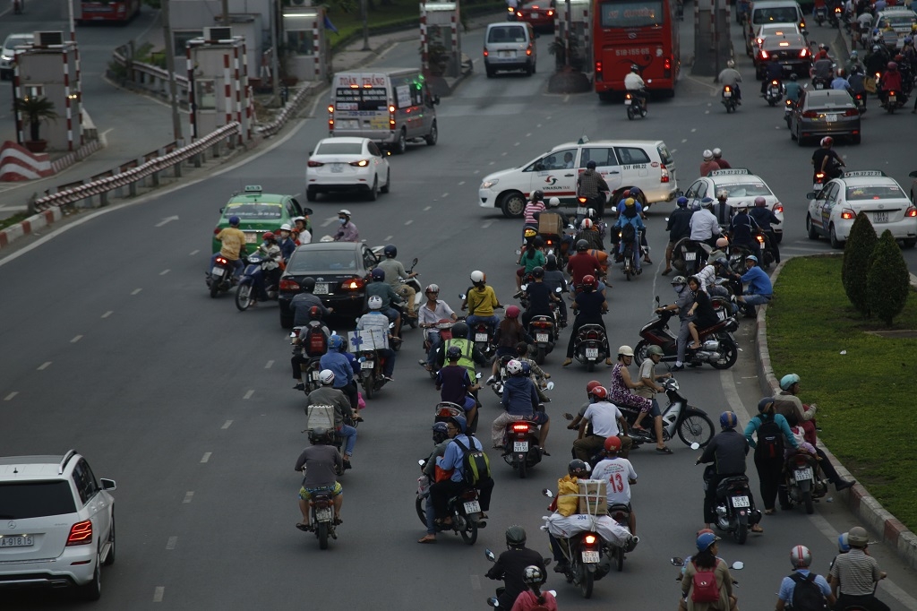 Người dân ùn ùn về quê, đường Sài Gòn kẹt xe kinh hoàng nguoi dan un un ve que duong sai gon ket xe kinh hoang