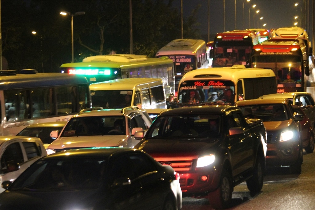Người dân ùn ùn về quê, đường Sài Gòn kẹt xe kinh hoàng nguoi dan un un ve que duong sai gon ket xe kinh hoang