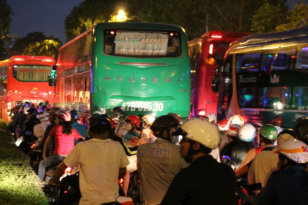 nguoi dan un un ve que duong sai gon ket xe kinh hoang