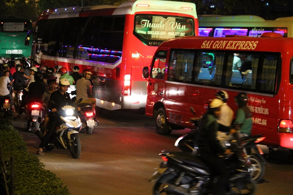 Người dân ùn ùn về quê, đường Sài Gòn kẹt xe kinh hoàng nguoi dan un un ve que duong sai gon ket xe kinh hoang