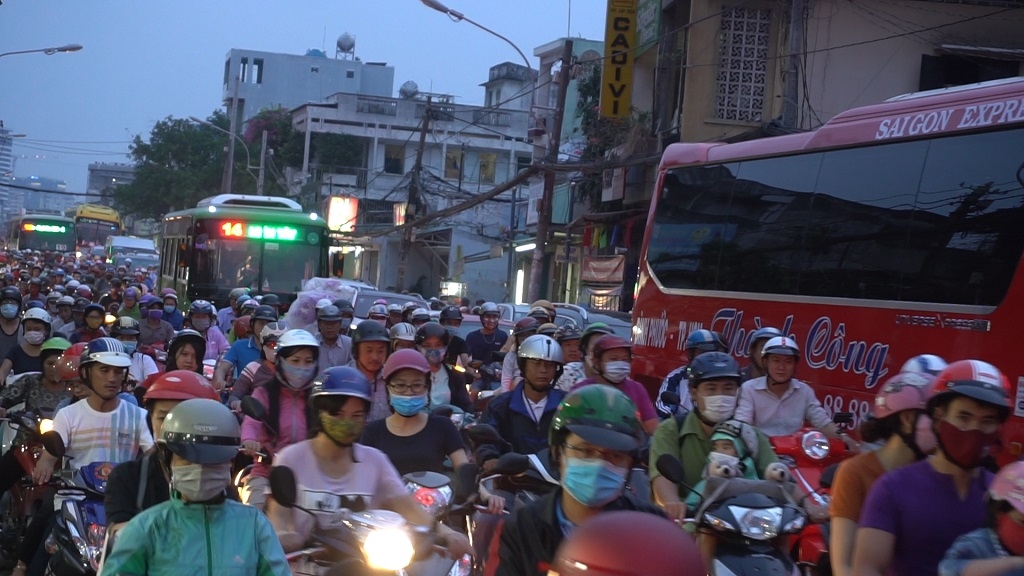 Người dân ùn ùn về quê, đường Sài Gòn kẹt xe kinh hoàng nguoi dan un un ve que duong sai gon ket xe kinh hoang