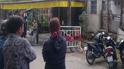 Cha mẹ khóc ngất vì con trai tử vong trong ngôi nhà bốc cháy dữ dội